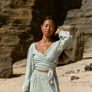 NWT Yireh Zoe Floral Sage Wrap Long Sleeve Top